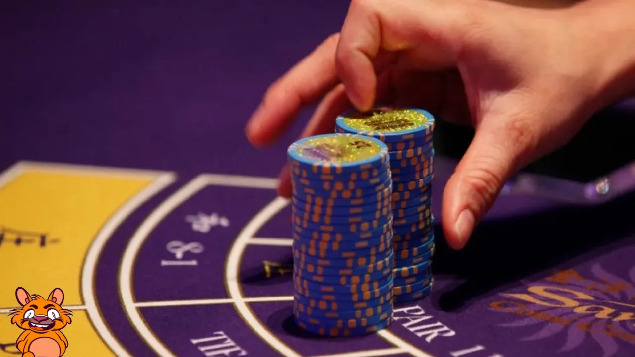 A Macau casino supervisor and an accomplice have been arrested by police for cheating the casino out of HK$97,000 ($12,400) by falsifying membership points.